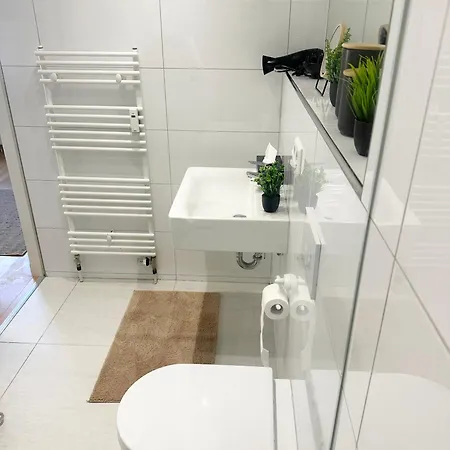 Bella Casa - Business&family, 100m Zum Konzerteingang Schloss, Parkplatz, Smarttv, Netflix, Waschmaschine,24h Checkin, 30qm, Ap 5 *